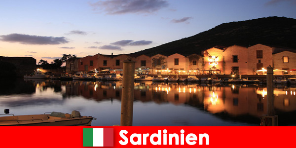 Сардиния в Италия предлага спираща дъха картина на този красив остров както вечер, така и през деня