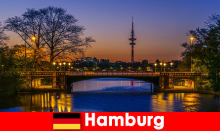 Хамбург в Германия кани туристи в града на каналите