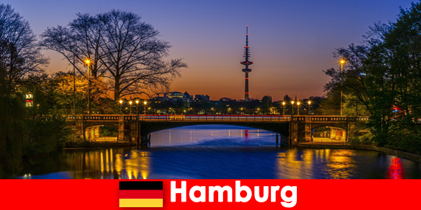 Хамбург в Германия кани туристи в града на каналите