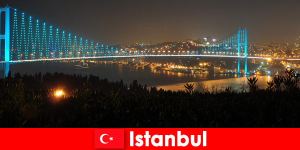 Цветни светлини и тълпи от хора озаряват нощта в Истанбул