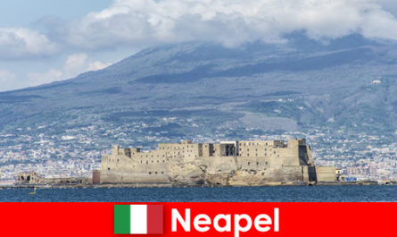 Насладете се на прекрасни исторически места в Неапол Италия