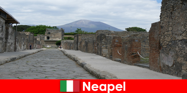 Античният град Помпей също е популярен сред туристите